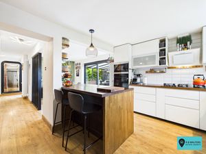Kitchen- click for photo gallery